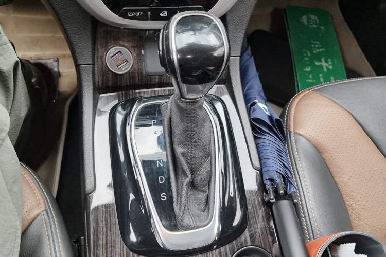 Used GAC Trumpchi GS5 Super 2015 1.8T Automatic Two-Wheel Drive Luxury Navigation Edition Gear Lever