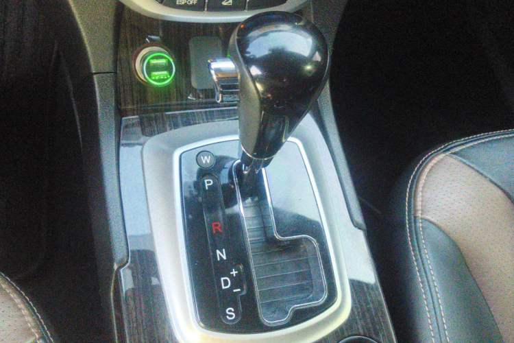 Used GAC Trumpchi GS5 Super 2015 2.0L Automatic Two-Wheel Drive Luxury Navigation Edition Gear Lever