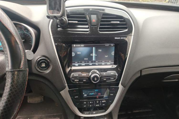 Used GAC Trumpchi GS5 Super 2015 2.0L Automatic Two-Wheel Drive Luxury Navigation Edition Audio And AC Panel