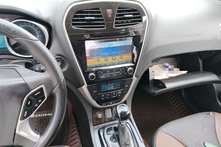 Used GAC Trumpchi GS5 Super 2015 1.8T Automatic Two-Wheel Drive Luxury Edition Audio And AC Panel