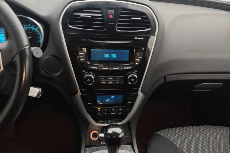 Used GAC Trumpchi GS5 Super 2015 2.0L Automatic Two-Wheel Drive Comfort Edition Audio And AC Panel