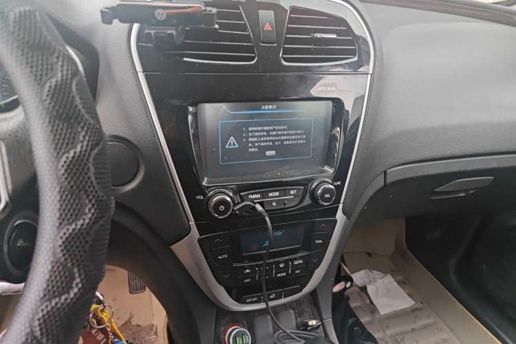Used GAC Trumpchi GS5 Super 2015 2.0L Manual Two-Wheel Drive Elite Edition Audio And AC Panel