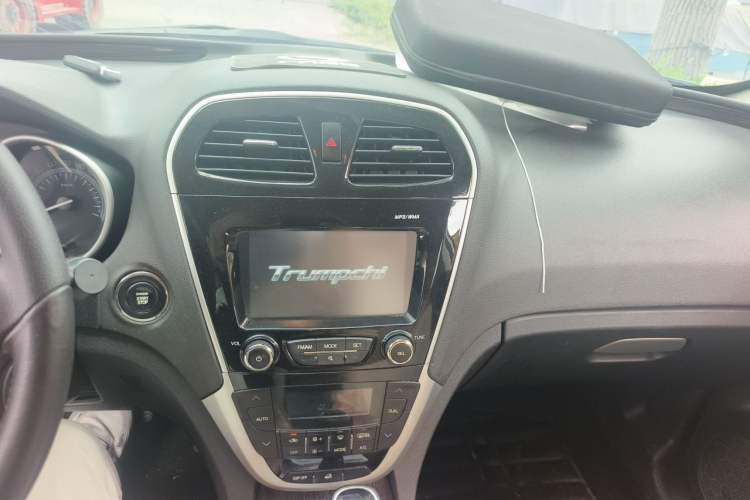 Used GAC Trumpchi GS5 Super 2015 1.8T Automatic Two-Wheel Drive Luxury Edition Audio And AC Panel