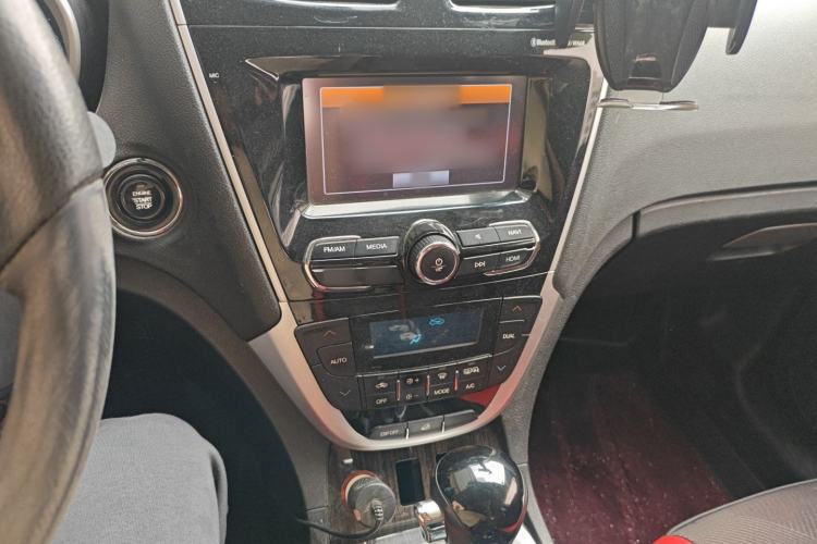 Used GAC Trumpchi GS5 Super 2015 2.0L Automatic Two-Wheel Drive Luxury Navigation Edition Audio And AC Panel
