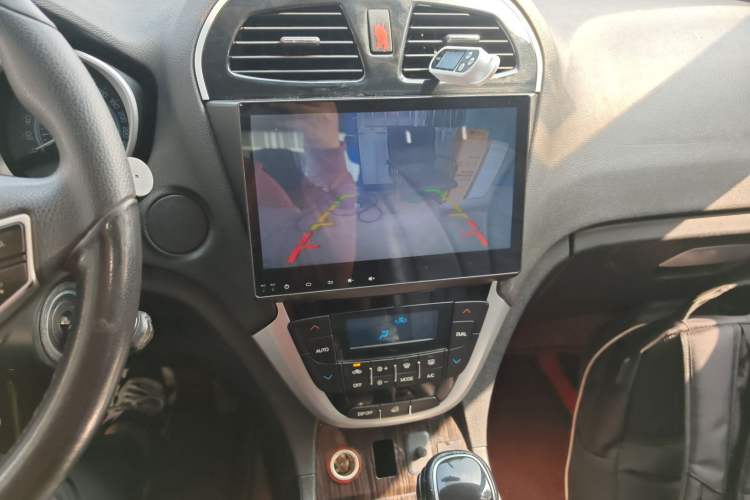 Used GAC Trumpchi GS5 Super 2015 1.8T Automatic Two-Wheel Drive Comfort Edition Audio And AC Panel