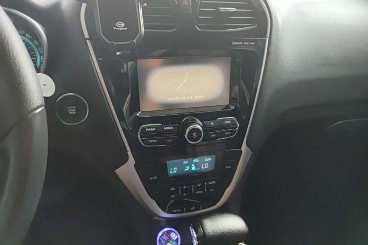 Used GAC Trumpchi GS5 Super 2015 1.8T Automatic Two-Wheel Drive Luxury Navigation Edition Audio And AC Panel