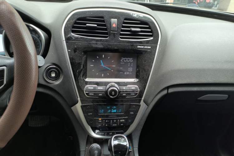 Used GAC Trumpchi GS5 Super 2015 1.8T Automatic Two-Wheel Drive Luxury Navigation Edition Audio And AC Panel