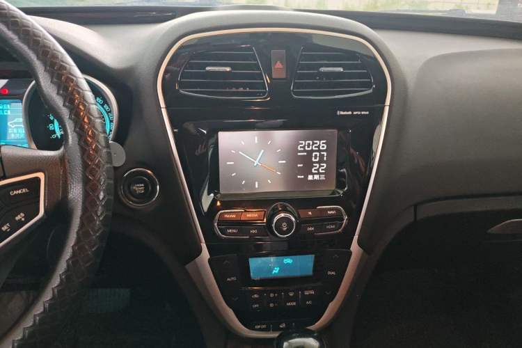 Used GAC Trumpchi GS5 Super 2015 2.0L Automatic Two-Wheel Drive Luxury Navigation Edition Audio And AC Panel