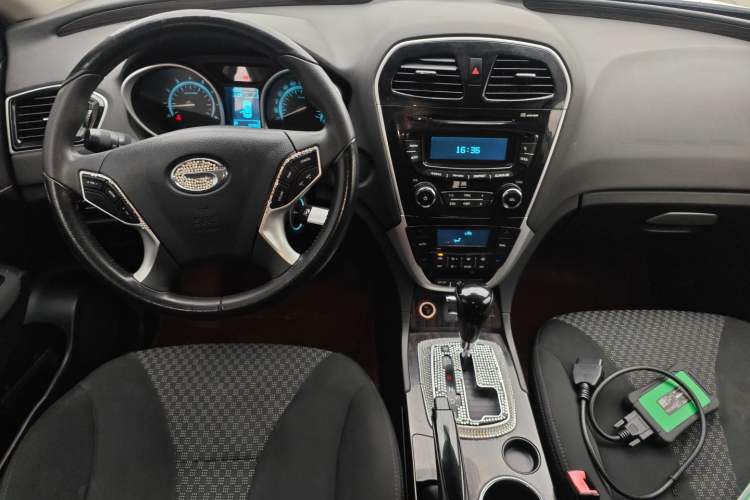 Used GAC Trumpchi GS5 Super 2015 2.0L Automatic Two-Wheel Drive Comfort Edition Center Console
