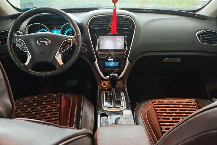 Used GAC Trumpchi GS5 Super 2015 2.0L Automatic Two-Wheel Drive Luxury Navigation Edition Center Console