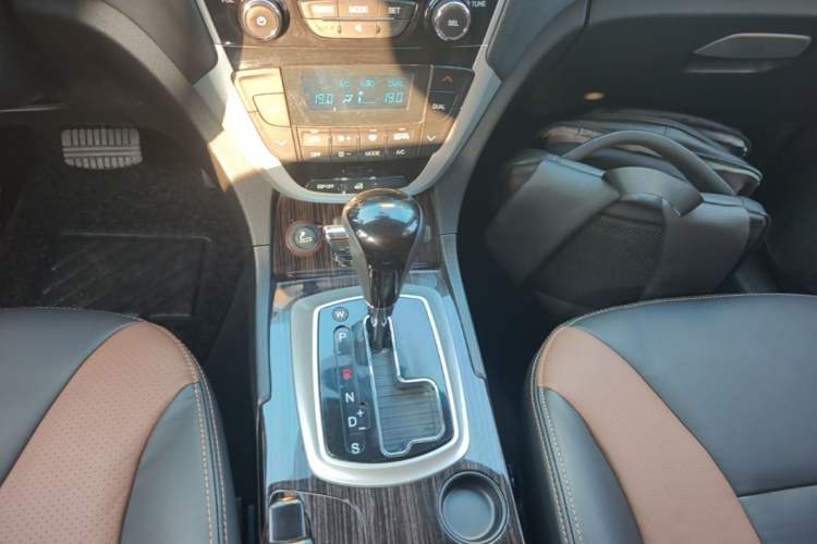 Used GAC Trumpchi GS5 Super 2015 2.0L Automatic Two-Wheel Drive Elite Edition Gear Lever