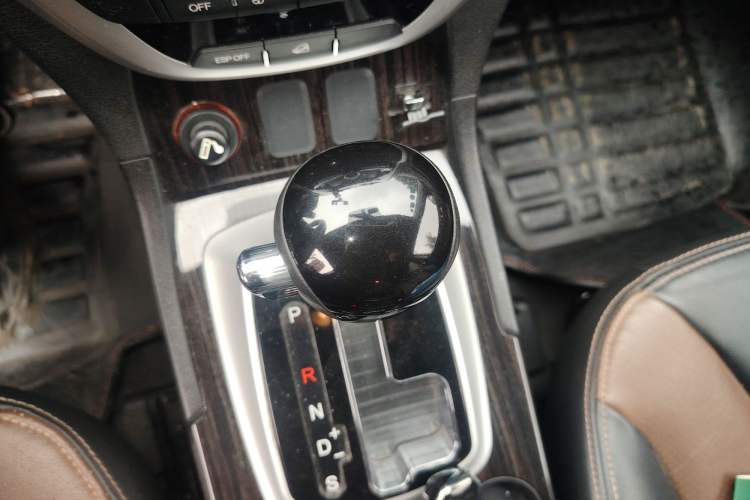 Used GAC Trumpchi GS5 Super 2015 2.0L Automatic Two-Wheel Drive Luxury Navigation Edition Gear Lever