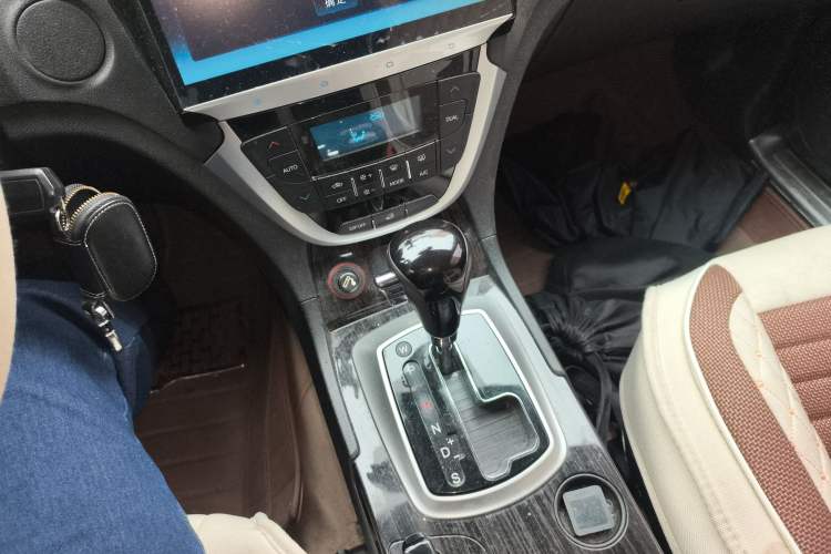 Used GAC Trumpchi GS5 Super 2015 2.0L Automatic Two-Wheel Drive Comfort Edition Gear Lever