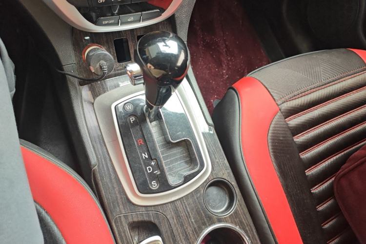 Used GAC Trumpchi GS5 Super 2015 2.0L Automatic Two-Wheel Drive Luxury Navigation Edition Gear Lever