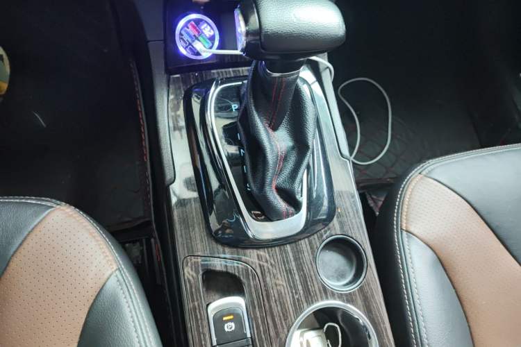 Used GAC Trumpchi GS5 Super 2015 1.8T Automatic Two-Wheel Drive Luxury Navigation Edition Gear Lever