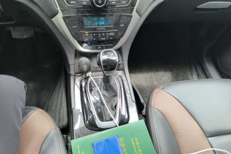 Used GAC Trumpchi GS5 Super 2015 1.8T Automatic Two-Wheel Drive Luxury Navigation Edition Gear Lever