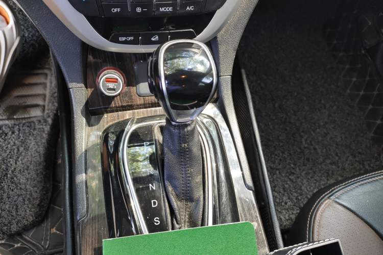 Used GAC Trumpchi GS5 Super 2015 1.8T Automatic Two-Wheel Drive Luxury Edition Gear Lever