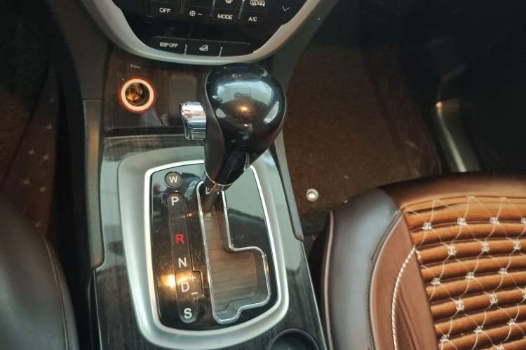 Used GAC Trumpchi GS5 Super 2015 2.0L Automatic Two-Wheel Drive Luxury Navigation Edition Gear Lever