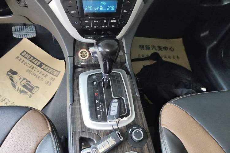 Used GAC Trumpchi GS5 Super 2015 1.8T Automatic All-Wheel Drive Luxury Navigation Edition Gear Lever