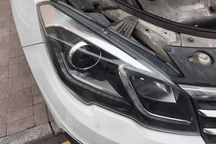 Used GAC Trumpchi GS5 Super 2015 2.0L Automatic Two-Wheel Drive Comfort Edition Right Front Headlight
