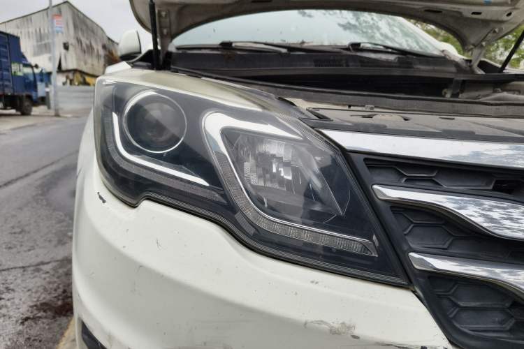 Used GAC Trumpchi GS5 Super 2015 2.0L Automatic Two-Wheel Drive Elite Edition Right Front Headlight