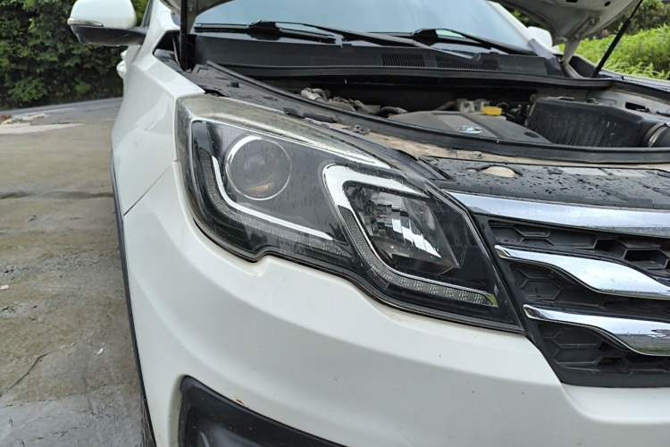 Used GAC Trumpchi GS5 Super 2015 1.8T Automatic Two-Wheel Drive Luxury Edition Right Front Headlight