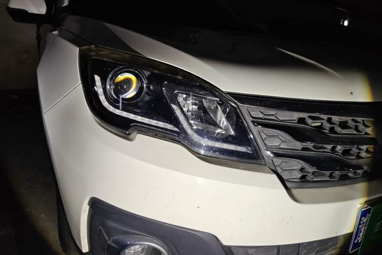 Used GAC Trumpchi GS5 Super 2015 1.8T Automatic Two-Wheel Drive Luxury Edition Right Front Headlight