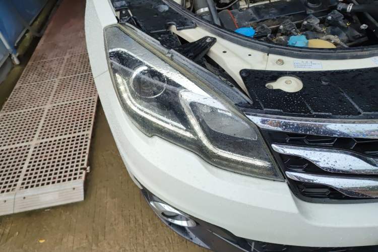 Used GAC Trumpchi GS5 Super 2015 1.8T Automatic Two-Wheel Drive Luxury Navigation Edition Right Front Headlight