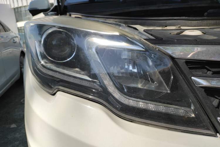 Used GAC Trumpchi GS5 Super 2015 1.8T Automatic Two-Wheel Drive Luxury Edition Right Front Headlight