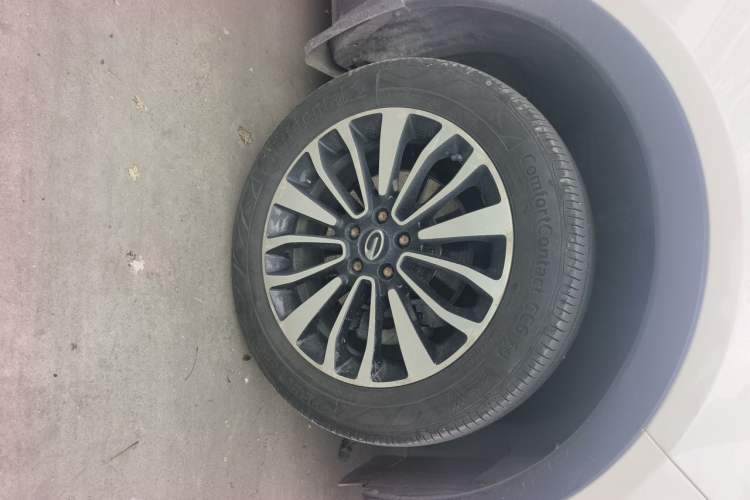 Used GAC Trumpchi GS5 Super 2015 1.8T Automatic Two-Wheel Drive Luxury Edition Right Front Wheel Hub