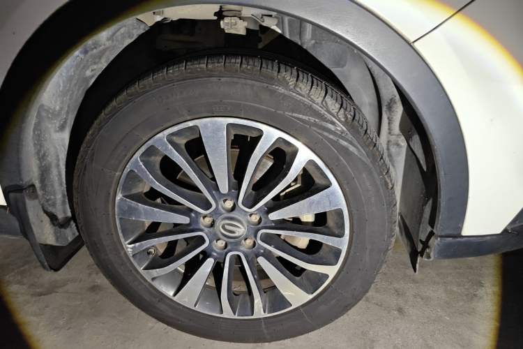 Used GAC Trumpchi GS5 Super 2015 1.8T Automatic Two-Wheel Drive Luxury Edition Right Front Wheel Hub