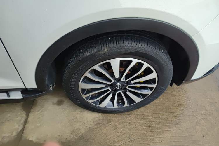 Used GAC Trumpchi GS5 Super 2015 1.8T Automatic Two-Wheel Drive Luxury Navigation Edition Right Front Wheel Hub