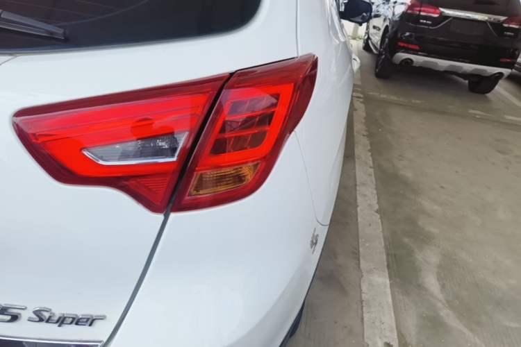 Used GAC Trumpchi GS5 Super 2015 2.0L Automatic Two-Wheel Drive Comfort Edition Right Rear Taillight