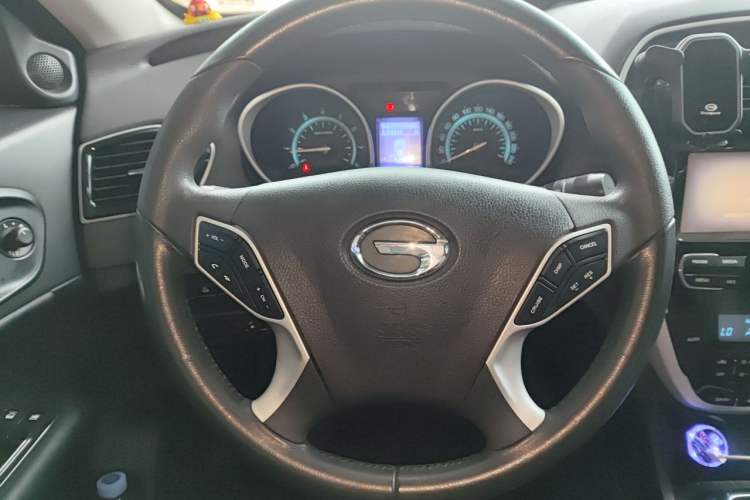 Used GAC Trumpchi GS5 Super 2015 1.8T Automatic Two-Wheel Drive Luxury Navigation Edition Steering Wheel