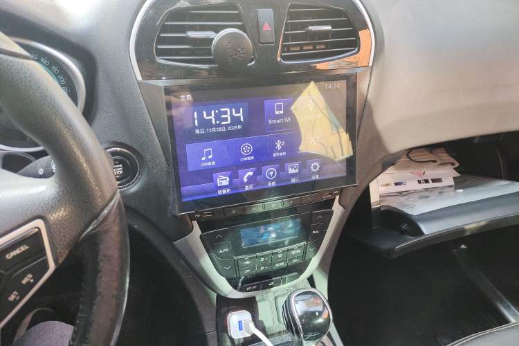 Used GAC Trumpchi GS5 Super 2015 1.8T Automatic Two-Wheel Drive Luxury Edition Audio And AC Panel