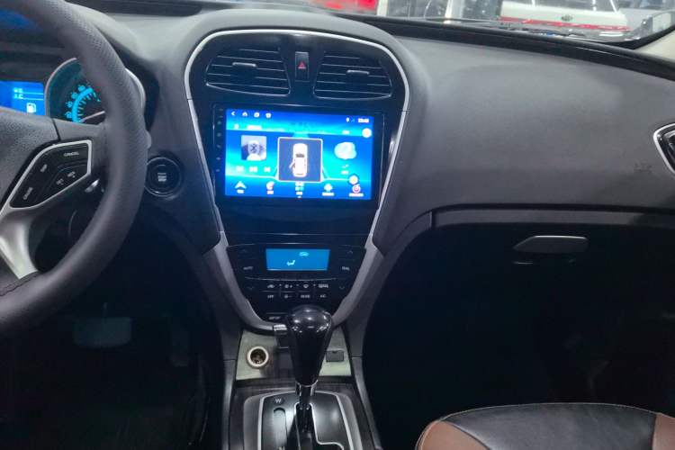 Used GAC Trumpchi GS5 Super 2015 2.0L Automatic Two-Wheel Drive Luxury Navigation Edition Audio And AC Panel