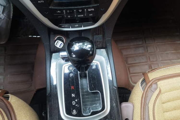 Used GAC Trumpchi GS5 Super 2015 2.0L Automatic Two-Wheel Drive Luxury Navigation Edition Gear Lever