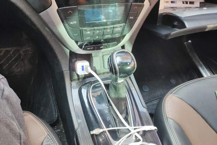 Used GAC Trumpchi GS5 Super 2015 1.8T Automatic Two-Wheel Drive Luxury Edition Gear Lever
