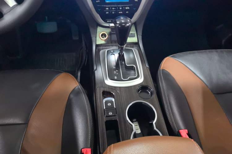 Used GAC Trumpchi GS5 Super 2015 2.0L Automatic Two-Wheel Drive Luxury Navigation Edition Gear Lever