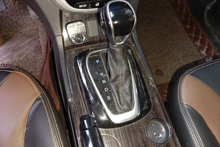 Used GAC Trumpchi GS5 Super 2015 1.8T Automatic Two-Wheel Drive Elite Edition Gear Lever