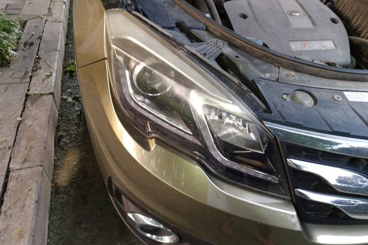 Used GAC Trumpchi GS5 Super 2015 1.8T Automatic Two-Wheel Drive Elite Edition Right Front Headlight