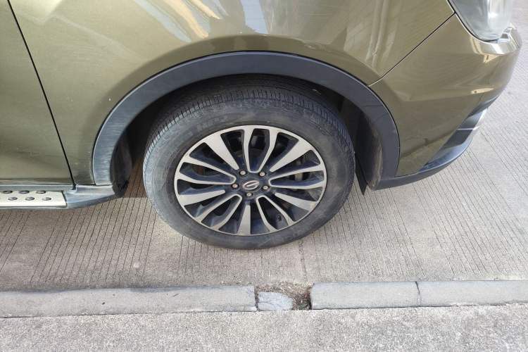 Used GAC Trumpchi GS5 Super 2015 1.8T Automatic Two-Wheel Drive Luxury Edition Right Front Wheel Hub