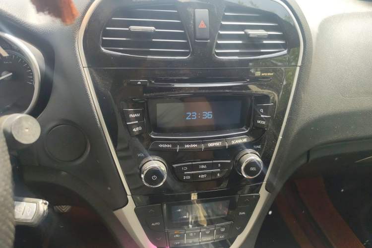 Used GAC Trumpchi GS5 Super 2016 2.0L Manual Two-Wheel Drive Comfort Edition Audio And AC Panel
