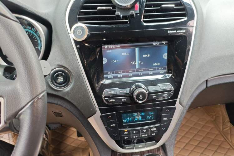 Used GAC Trumpchi GS5 Super 2016 2.0L Automatic Two-Wheel Drive Anniversary Edition Audio And AC Panel