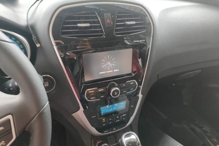 Used GAC Trumpchi GS5 Super 2016 1.8T Automatic Two-Wheel Drive Anniversary Edition Audio And AC Panel