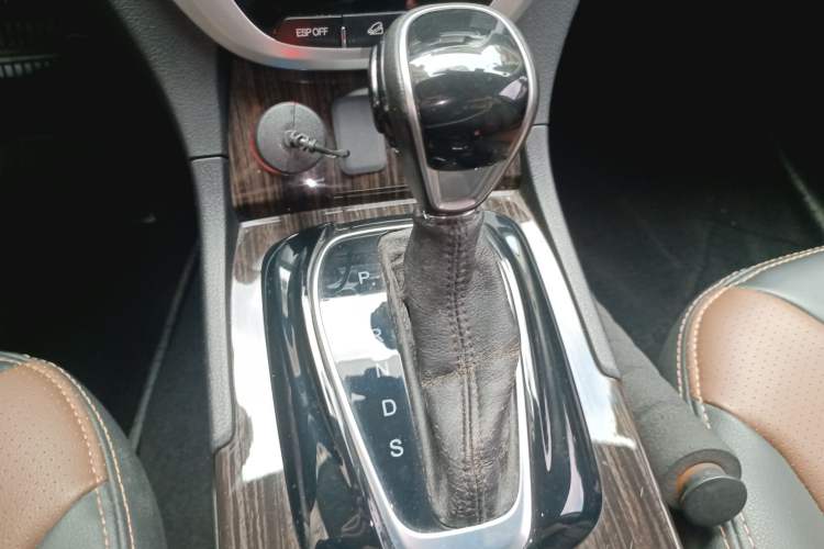 Used GAC Trumpchi GS5 Super 2016 1.8T Automatic Two-Wheel Drive Anniversary Edition Gear Lever
