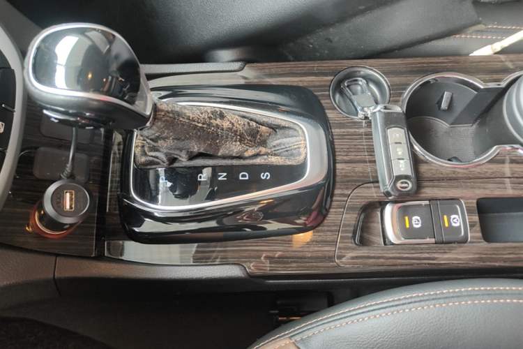 Used GAC Trumpchi GS5 Super 2016 1.8T Automatic Two-Wheel Drive Anniversary Edition Gear Lever