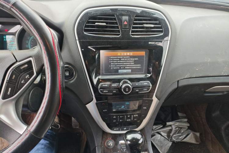Used GAC Trumpchi GS5 Super 2016 2.0L Automatic Two-Wheel Drive Anniversary Edition Audio And AC Panel