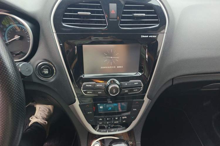 Used GAC Trumpchi GS5 Super 2016 2.0L Automatic Two-Wheel Drive Anniversary Edition Audio And AC Panel