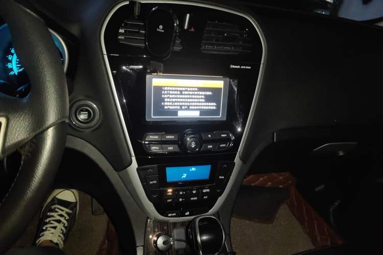 Used GAC Trumpchi GS5 Super 2016 1.8T Automatic Two-Wheel Drive Anniversary Edition Audio And AC Panel